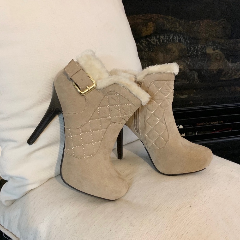 🛍🛍Suede look Booties!!! Size 6M🛍🛍